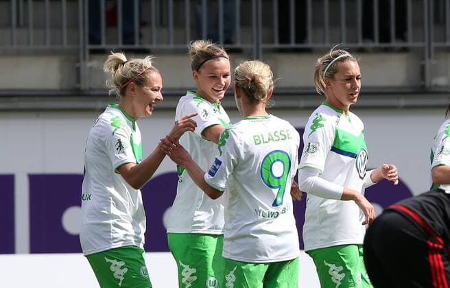 Jubel um Alex Popp (Wolfsburg, 2. v.l.)