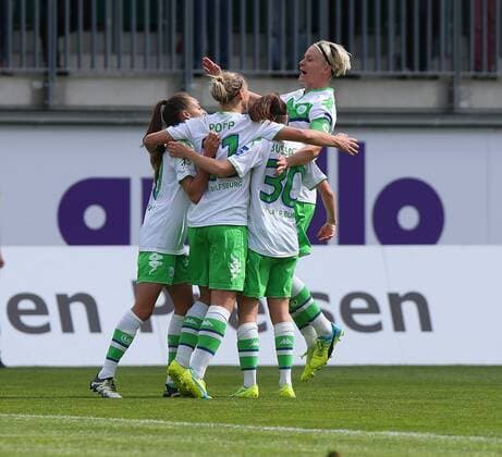 Wolfsburg VfL vs Leverkusen, Frauen Wolfsburg, Deutschland. 17.04.2016, FUßBALL - VfL Wolfsburg vs Byer 04 Leverkusen, 1. Allianz Frauen Bundesliga, Saison 2015 16. Bild zeigt: Alexandra Popp (VfL Wolfsburg) jubelt mit der Mannschaft nach ihrem Tor zum 1:0
