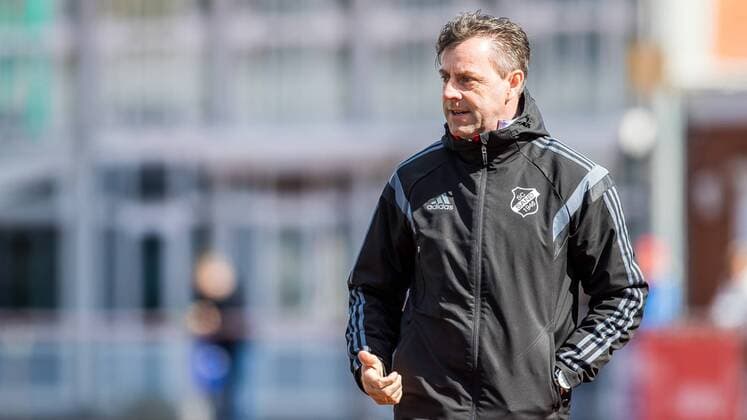 Trainer Alexander Fischinger (SC Sand) gibt Anweisungen, gestikuliert, mit den Armen gestikulieren gives instructions, gesticulate, Fussball, Allianz Frauen-Bundesliga, SV Werder Bremen - SC Sand, xdgx