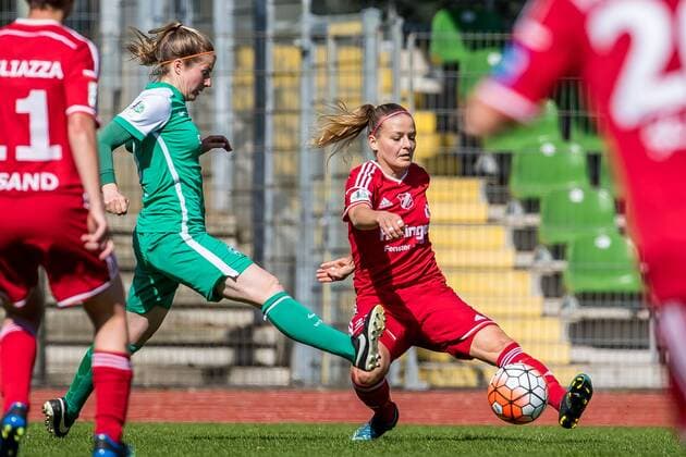 v.li.: Marie-Louise Eta (SV Werder Bremen, 6) und Isabelle Meyer (SC Sand, 23) im Zweikampf, Duell, duel, tackle, Fussball, Allianz Frauen-Bundesliga, SV Werder Bremen - SC Sand, xdgx