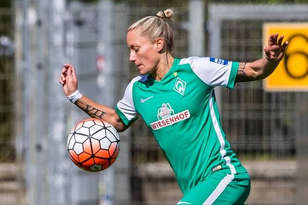 Gabriella Toth (SV Werder Bremen, 15) in Nahaufnahme, Großaufnahme, Portrait, Porträt, mit Ball, Fussball, Allianz Frauen-Bundesliga, SV Werder Bremen - SC Sand, xdgx