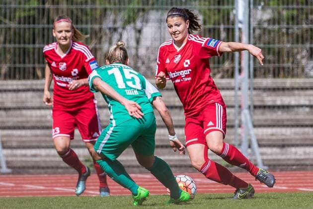 v.li.: Gabriella Toth (SV Werder Bremen, 15) und Claire Savin (SC Sand, 17) im Zweikampf, Duell, duel, tackle, Fussball, Allianz Frauen-Bundesliga, SV Werder Bremen - SC Sand, xdgx