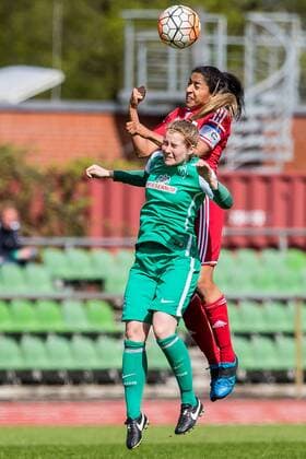 v.li.: Marie-Louise Eta (SV Werder Bremen, 6) und Chioma Igwe (SC Sand, 4) im Kopfballduell, header duel, Kopfball, Fussball, Allianz Frauen-Bundesliga, SV Werder Bremen - SC Sand, xdgx