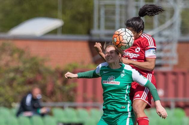 v.li.: Marie-Louise Eta (SV Werder Bremen, 6) und Chioma Igwe (SC Sand, 4) im Kopfballduell, header duel, Kopfball, Fussball, Allianz Frauen-Bundesliga, SV Werder Bremen - SC Sand, xdgx