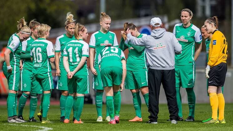 Cheftrainer, Trainer Steffen Rau (SV Werder Bremen) (Graues Sweatshirt) hält in der Halbzeit eine Ansprache an seine Mannschaft, Fussball, Allianz Frauen-Bundesliga, SV Werder Bremen - SC Sand, xdgx