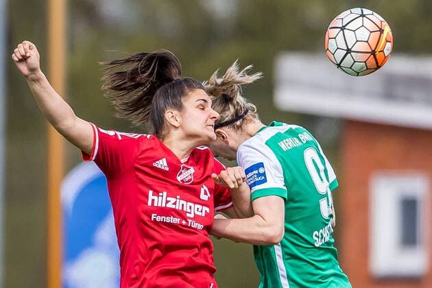 v.li.: Jovana Damnjanovic (SC Sand, 14) und Katharina Schiechtl (SV Werder Bremen, 9) im Kopfballduell, header duel, Kopfball, Fussball, Allianz Frauen-Bundesliga, SV Werder Bremen - SC Sand, xdgx