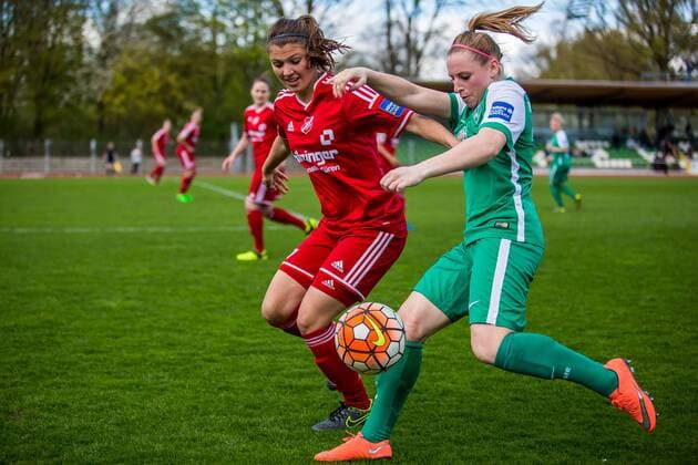 v.li.: Claire Savin (SC Sand, 17) und Cindy König (Konig, Koenig, SV Werder Bremen, 11) im Zweikampf, Duell, duel, tackle, Fussball, Allianz Frauen-Bundesliga, SV Werder Bremen - SC Sand, xdgx