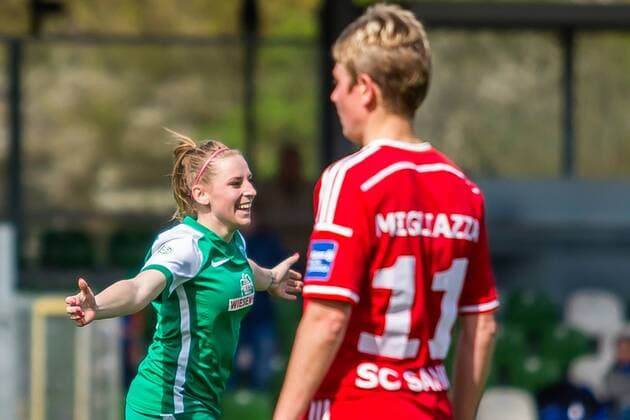 v.li.: Cindy König (Konig, Koenig, SV Werder Bremen, 11) beim Torjubel, Goal celebration, celebrate the goal, goal celebration, nach dem 1:0 gegen den SC Sand, Fussball, Allianz Frauen-Bundesliga, SV Werder Bremen - SC Sand, xdgx