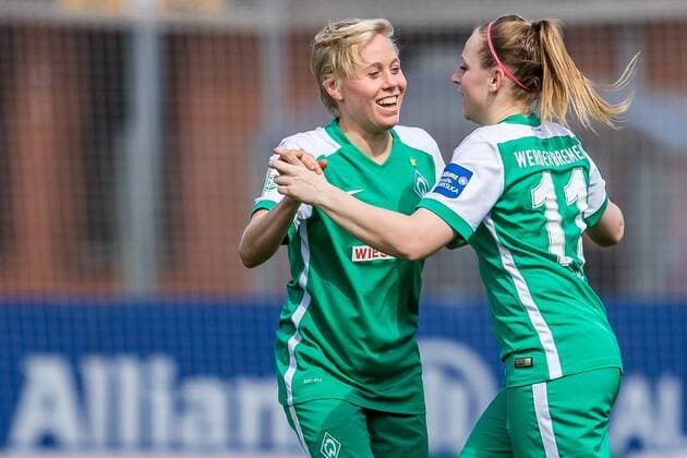 v.li.: Betsy Hassett (SV Werder Bremen, 16) und Cindy König (Konig, Koenig, SV Werder Bremen, 11) beim Torjubel, Goal celebration, celebrate the goal, goal celebration, nach dem 1:0 gegen den SC Sand, Fussball, Allianz Frauen-Bundesliga, SV Werder Bremen - SC Sand, xdgx
