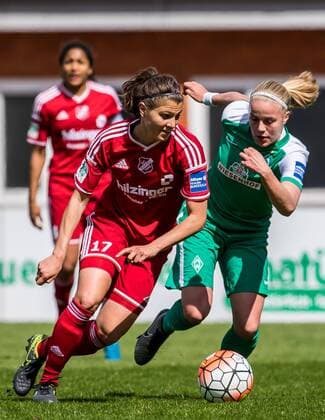 v.li.: Claire Savin (SC Sand, 17) und Pia-Sophie Wolter (SV Werder Bremen, 10) im Laufduell, Fussball, Allianz Frauen-Bundesliga, SV Werder Bremen - SC Sand, xdgx