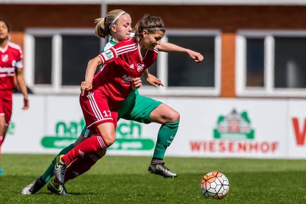 v.li.: Claire Savin (SC Sand, 17) und Pia-Sophie Wolter (SV Werder Bremen, 10) im Zweikampf, Duell, duel, tackle, Fussball, Allianz Frauen-Bundesliga, SV Werder Bremen - SC Sand, xdgx