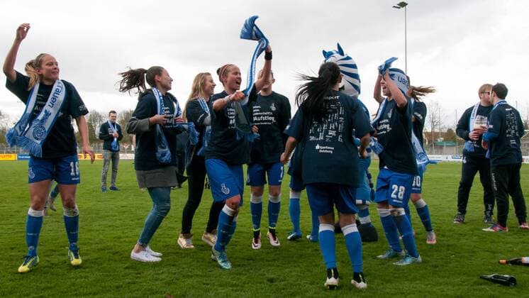 Die Spielerinnen des MSV Duisburg feiern den Sieg und damit den Aufstieg in die Allianz Frauen-Bundesliga, Jubel, Freude über den Aufstieg, Fussball, 2. Frauen-Bundesliga Nord, BV Cloppenburg - MSV Duisburg, xobx