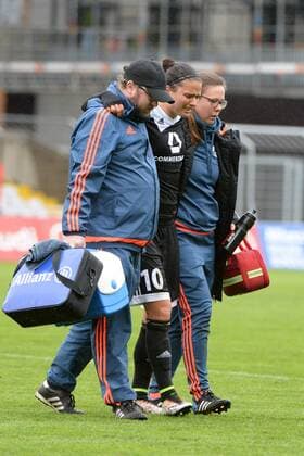v.li.: Dzsenifer Marozsan (Frankfurt, 10) muss verletzt vom Platz begleitet werden, mit Schmerzen nach einem Foul, racked with pain , Fussball, Allianz Frauen-Bundesliga, FC Bayern München - 1. FFC Frankfurt, xslx