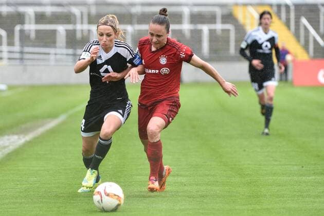 Kathrin Hendrich (1. FFC Frankfurt), Gina Lewandowski (FC Bayern Muenchen - Frauenfussball), v.li., Aktion, FC Bayern Muenchen Frauen vs 1. FFC Frankfurt, 17.04.16