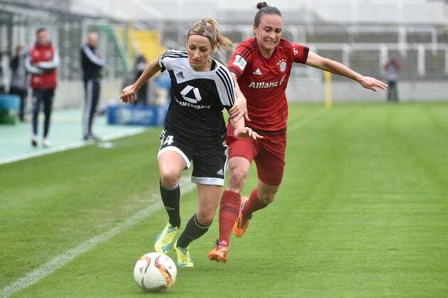 Kathrin Hendrich (1. FFC Frankfurt), Gina Lewandowski (FC Bayern Muenchen - Frauenfussball), v.li., Aktion, FC Bayern Muenchen Frauen vs 1. FFC Frankfurt, 17.04.16