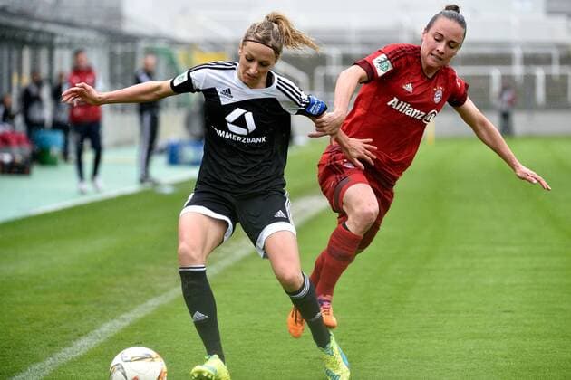 Kathrin Hendrich (1. FFC Frankfurt), Gina Lewandowski (FC Bayern Muenchen - Frauenfussball), v.li., Aktion, FC Bayern Muenchen Frauen vs 1. FFC Frankfurt, 17.04.16