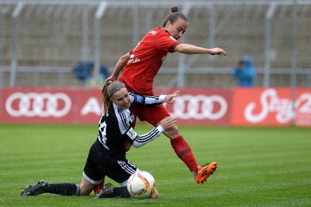 v.li.: Jackie Groenen (Frankfurt, 14) Gina Lewandowski (FC Bayern München, FCB, 2) im Zweikampf, Duell, duel, tackle, Dynamik, Action, Aktion , Fussball, Allianz Frauen-Bundesliga, FC Bayern München - 1. FFC Frankfurt, xslx