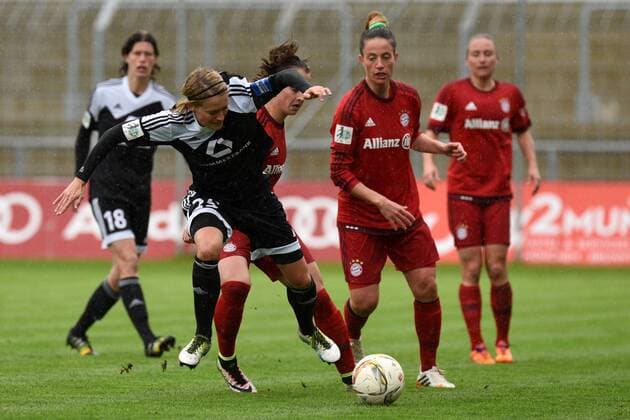 v.li.: Saskia Bartusiak (Frankfurt, 25) Sara Ilonka Däbritz (Sara Daebritz, FC Bayern München, FCB, 33) Raffaella Manieri (FC Bayern München, FCB, 21) im Zweikampf, Duell, duel, tackle, Dynamik, Action, Aktion , Fussball, Allianz Frauen-Bundesliga, FC Bayern München - 1. FFC Frankfurt, xslx