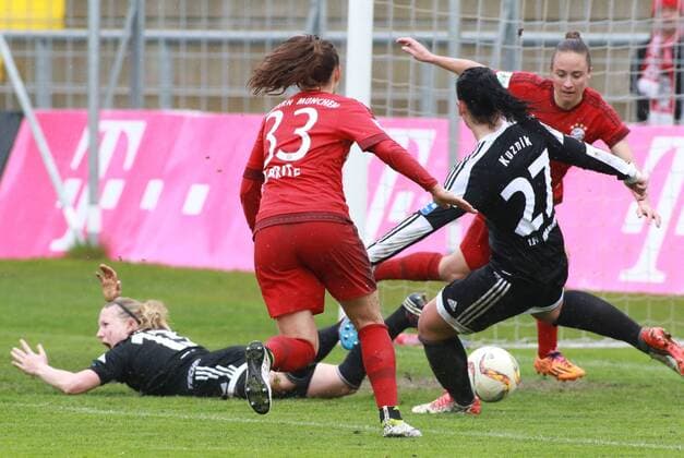 Peggy Kunznik (1. FFC Frankfurt) klärt vor Sara Däbritz und Gina Lewandowski Frauenfussball 1. BL 17.04.2016 Grünwalderstadion FC Bayern München -1. FFC Frankfurt