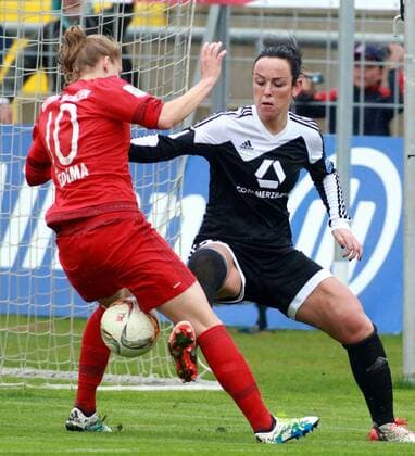 Vivianne Miedema (FC Bayern München) gestoppt von Peggy Kuznik (1. FFC Frankfurt) Frauenfussball 1. BL 17.04.2016 Grünwalderstadion FC Bayern München -1. FFC Frankfurt