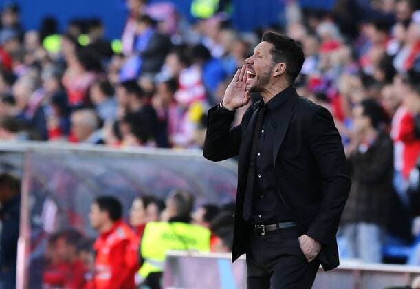 Fußball, Atletico Madrid - FC Granada Atletico Madrid s Argentinian head coach Diego Simeone gives instructions to his players against Granada FC during their Primera Division soccer match played at Vicente Calderon stadium in Madrid, Spain on 17 April 2016. Atletico Madrid vs Granada !ACHTUNG: NUR REDAKTIONELLE NUTZUNG!  20160417-635965173237773753