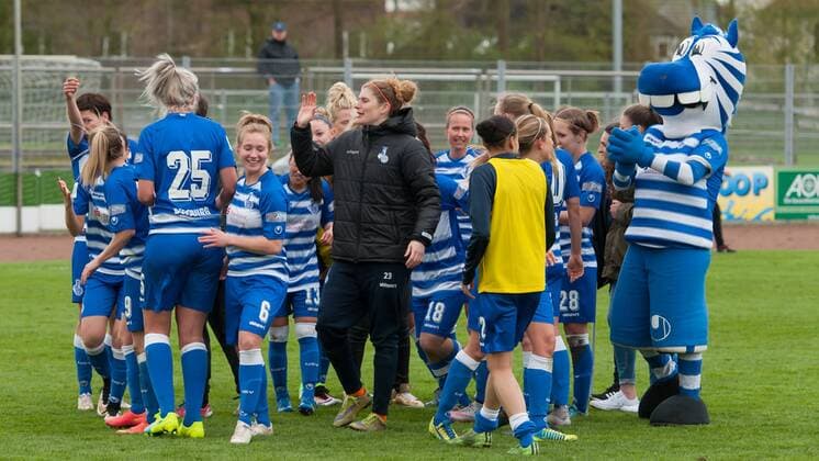 Die Spielerinnen des MSV Duisburg feiern den Sieg und damit den Aufstieg in die Allianz Frauen-Bundesliga, Jubel, Freude über den Aufstieg, Fussball, 2. Frauen-Bundesliga Nord, BV Cloppenburg - MSV Duisburg, xobx