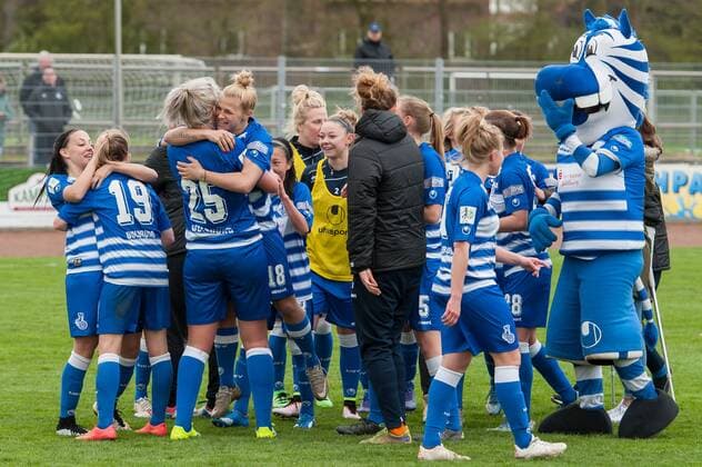 Die Spielerinnen des MSV Duisburg feiern den Sieg und damit den Aufstieg in die Allianz Frauen-Bundesliga, Jubel, Freude über den Aufstieg, Fussball, 2. Frauen-Bundesliga Nord, BV Cloppenburg - MSV Duisburg, xobx