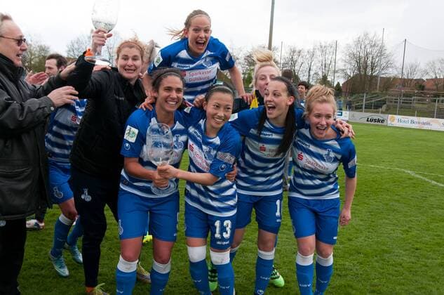 Die Spielerinnen des MSV Duisburg feiern den Sieg und damit den Aufstieg in die Allianz Frauen-Bundesliga, Jubel, Freude über den Aufstieg, Fussball, 2. Frauen-Bundesliga Nord, BV Cloppenburg - MSV Duisburg, xobx
