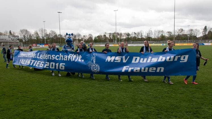 Die Spielerinnen des MSV Duisburg feiern den Sieg und damit den Aufstieg in die Allianz Frauen-Bundesliga, Jubel, Freude über den Aufstieg, Dank an die Fans, Zuschauer, Banner mit der Aufschrift Leben. Liebe. Leidenschaf(f)t., Fussball, 2. Frauen-Bundesliga Nord, BV Cloppenburg - MSV Duisburg, xobx