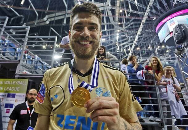 Volleyball, Champions League, Zenit Kazan gewinnt Final 4 in Krakau KRAKOW , TAURON ARENA 17.04.2016 NZ MATTHEW ANDERSON ( ZENIT ) Z MEDALEM VOLLEYBALL MEN S CEV DENIZBANK CHAMPIONS LEAGUE FINAL FOUR FINAL GAME ZENIT KAZAN - TRENTINO DIATEC ZENIT WON THE CHAMPIONS LEAGUE CELEBRATION AFTER THE CEREMONY SEASON 2015 2016  160417MIN114