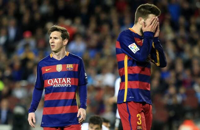 (160418) -- BARCELONA, April 18, 2016 -- FC Barcelona Barca s Pique (R) and FC Barcelona s Lionel Messi (L) react after missing a goal opportunity during Spanish first division League football match between FC Barcelona and Valencia CF at the Camp Nou stadium in Barcelona on April 17, 2016. Valencia CF won 2-1. ) (SP)SPAIN-BARCELONA-SOCCER-LIGA-BARCELONA VS VALENCIA PauxBarrena 