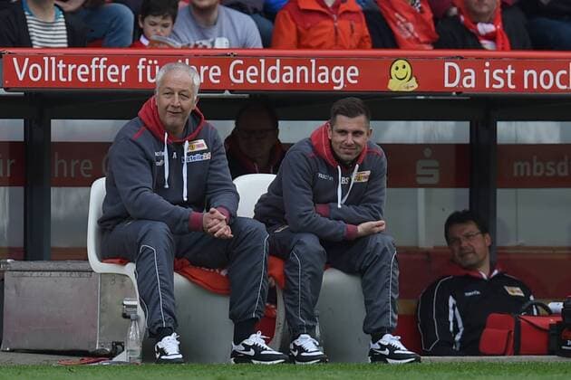 Fussball, Herren, Saison 2015 16, 2. Bundesliga (30. Spieltag), 1. FC Union Berlin - 1. FC Heidenheim 1:0, v. l. Trainer Andre Hofschneider (1. FC Union), Co-Trainer Sebastian Bönig (1. FC Union), Physiotherapeut Frank Placzek (1. FC Union), 17.04. 2016,