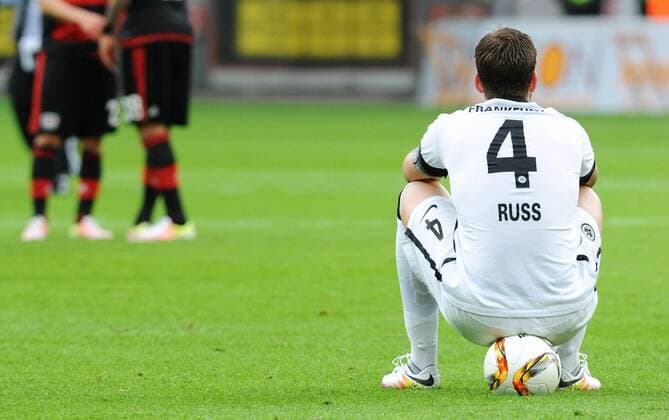 Fussball, Bundesliga, Deutschland, Herren, Saison 2015 2016, 30. Spieltag, BayArena Leverkusen, Bayer Leverkusen (rot) - Eintracht Frankfurt (weiss) 3:0; Marco Russ (Eintracht) frustriert nach Spielende. Enttäuschung, Frust, Aktion, Einzelbild.