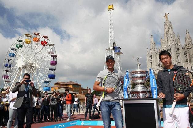 Spanish tennis player Rafael Nadal (C) and Japanese Kei Nishikori (R) pose for photographers next to the tournament s trophy during the presentation of 64th Barcelona Open Banc Sabadell Conde de Godo tournament at Tibidabo amusement park in Barcelona, northeastern Spain, 18 April 2016. The tournament runs in Barcelona from April 18th to 24th 2016. Rafael Nadal and Kei Nishikori present the arcelona Open Banc Sabadell Conde de Godo tennis tournament !ACHTUNG: NUR REDAKTIONELLE NUTZUNG!  20160418-635965851916704748