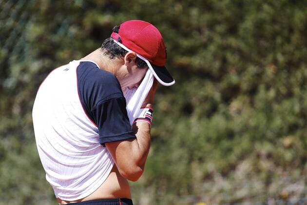 Argentinian tennis player Facundo Bagnis wipes at his face during the 64th Barcelona Open Banc Sabadell Conde de Godo tournament s first round match against Russian Eugeny Donskoy in Barcelona, northeastern Spain, 18 April 2016. The tournament runs in Barcelona from April 18th to 24th 2016. Eugeny Donskoy vs. Facundo Bagnis !ACHTUNG: NUR REDAKTIONELLE NUTZUNG!  20160418-635965866801533295