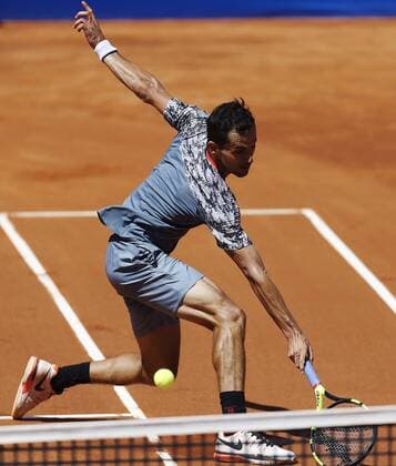 Colombian tennis player Santiago Giraldo hits the ball against Czech Radek Stepanek during their 64th Barcelona Open Banc Sabadell Conde de Godo tournament s first round match in Barcelona, northeastern Spain, 18 April 2016. The tournament runs in Barcelona from April 18th to 24th 2016. Santiago Giraldo vs. Radek Stepanek !ACHTUNG: NUR REDAKTIONELLE NUTZUNG!  20160418-635965892191616558