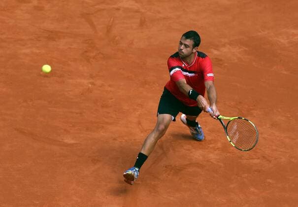 Spanish tennis player Inigo Cervantes serves to Croatian Franco Skugor during their 64th Barcelona Open Banc Sabadell Conde de Godo tournament s first round match in Barcelona, northeastern Spain, 18 April 2016. The tournament runs in Barcelona from April 18th to 24th 2016. Inigo Cervantes vs. Franco Skugor !ACHTUNG: NUR REDAKTIONELLE NUTZUNG!  20160418-635965940252413547