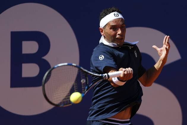 Spanish player Albert Montanes returns the ball to his countryman Roberto Carballes during their 64th Barcelona Open Banc Sabadell Conde de Godo tournament s first round match in Barcelona, northeastern Spain, 18 April 2016. The tournament runs in Barcelona from April 18th to 24th 2016. Albert Montanes vs.Roberto Carballes !ACHTUNG: NUR REDAKTIONELLE NUTZUNG!  20160418-635965970875267533
