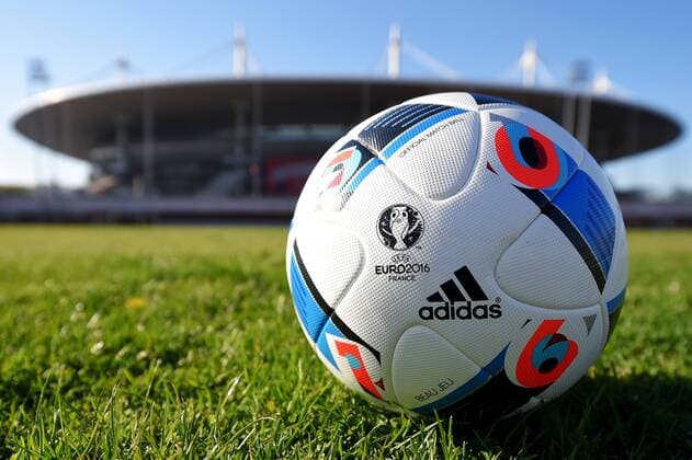Bilder des Tages - SPORT Fußball, Euro 2016, Offizieller Spielball Beau Jeu von Adidas SOCCER - UEFA EURO EM Europameisterschaft Fussball 2016, preview PARIS,FRANCE,18.APR.16 - SOCCER - UEFA European Championship EM Europameisterschaft 2016 in France, preview, Stade de France. Image shows the Stade de France and the official ball Beau Jeu. Keywords: stadium. GEPAxpictures xFlorianxErtl