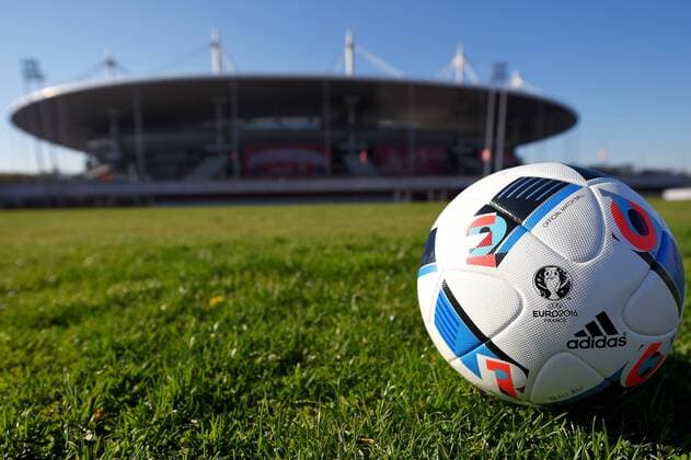 Fußball, Euro 2016, Offizieller Spielball Beau Jeu von Adidas SOCCER - UEFA EURO EM Europameisterschaft Fussball 2016, preview PARIS,FRANCE,18.APR.16 - SOCCER - UEFA European Championship EM Europameisterschaft 2016 in France, preview, Stade de France. Image shows the Stade de France and the official ball Beau Jeu. Keywords: stadium. GEPAxpictures xFlorianxErtl