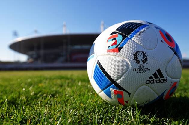 Fußball, Euro 2016, Offizieller Spielball Beau Jeu von Adidas SOCCER - UEFA EURO EM Europameisterschaft Fussball 2016, preview PARIS,FRANCE,18.APR.16 - SOCCER - UEFA European Championship EM Europameisterschaft 2016 in France, preview, Stade de France. Image shows the Stade de France and the official ball Beau Jeu. Keywords: stadium. GEPAxpictures xFlorianxErtl