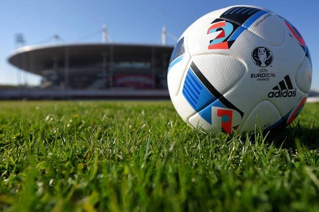 Fußball, Euro 2016, Offizieller Spielball Beau Jeu von Adidas SOCCER - UEFA EURO EM Europameisterschaft Fussball 2016, preview PARIS,FRANCE,18.APR.16 - SOCCER - UEFA European Championship EM Europameisterschaft 2016 in France, preview, Stade de France. Image shows the Stade de France and the official ball Beau Jeu. Keywords: stadium. GEPAxpictures xFlorianxErtl