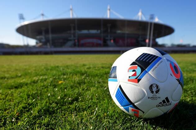 Fußball, Euro 2016, Offizieller Spielball Beau Jeu von Adidas SOCCER - UEFA EURO EM Europameisterschaft Fussball 2016, preview PARIS,FRANCE,18.APR.16 - SOCCER - UEFA European Championship EM Europameisterschaft 2016 in France, preview, Stade de France. Image shows the Stade de France and the official ball Beau Jeu. Keywords: stadium. GEPAxpictures xFlorianxErtl