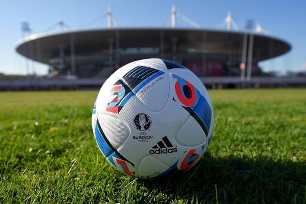 Fußball, Euro 2016, Offizieller Spielball Beau Jeu von Adidas SOCCER - UEFA EURO EM Europameisterschaft Fussball 2016, preview PARIS,FRANCE,18.APR.16 - SOCCER - UEFA European Championship EM Europameisterschaft 2016 in France, preview, Stade de France. Image shows the Stade de France and the official ball Beau Jeu. Keywords: stadium. GEPAxpictures xFlorianxErtl