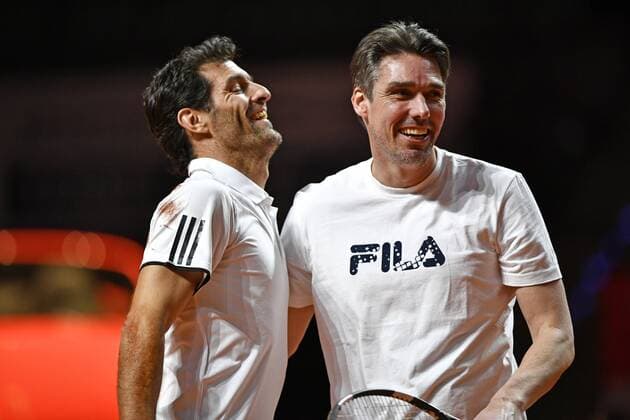 Michael Stich (GER) lacht hat Spaß (rechts) mit Mark Webber (links) Berenberg Classics Showmatch Doppel Tennis Damen 18.04.2016 Porsche Tennis Grand Prix GP Stuttgart 2016 Porsche-Arena 16.04.-24.04.2016 Porsche Tennis Grand Prix Stuttgart 2016