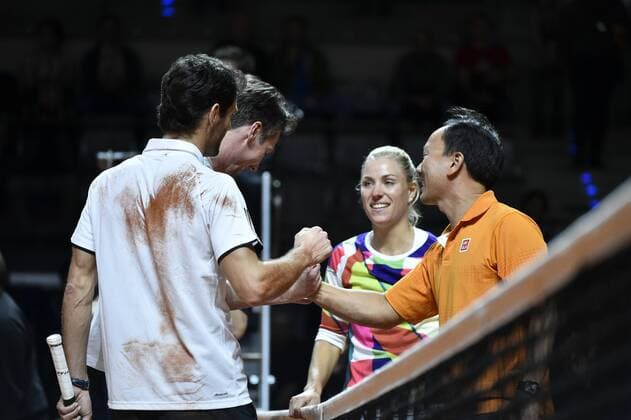 v.li.: Mark Webber Michael Stich (GER) Angelique KERBER (GER) Michael Chang (USA) Gratulation nach dem Match Berenberg Classics Showmatch Doppel Tennis Damen 18.04.2016 Porsche Tennis Grand Prix GP Stuttgart 2016 Porsche-Arena 16.04.-24.04.2016 Porsche Tennis Grand Prix Stuttgart 2016