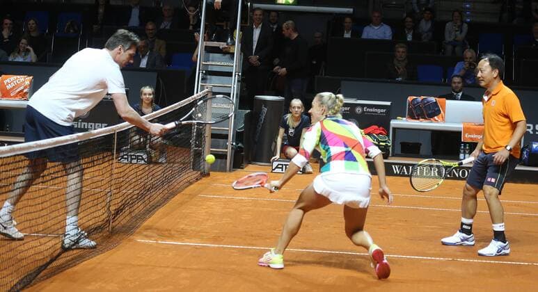 Porsche Tennis Grand Prix Stuttgart 18.04.2016 Deutschland Porsche Tennis Grand Prix Frauen Stuttgart Angelique Kerber ( GER) beim Show-Doubles mit Michael Chang re. und Michael Stich li.