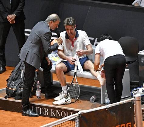 Michael Stich (GER) verletzt sich am Fuß und wird behandelt Berenberg Classics Tennis Damen 18.04.2016 Porsche Tennis Grand Prix GP Stuttgart 2016 Porsche-Arena 16.04.-24.04.2016 Porsche Tennis Grand Prix Stuttgart 2016