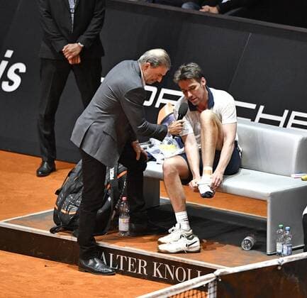Michael Stich (GER) verletzt sich am Fuß und wird behandelt Berenberg Classics Tennis Damen 18.04.2016 Porsche Tennis Grand Prix GP Stuttgart 2016 Porsche-Arena 16.04.-24.04.2016 Porsche Tennis Grand Prix Stuttgart 2016