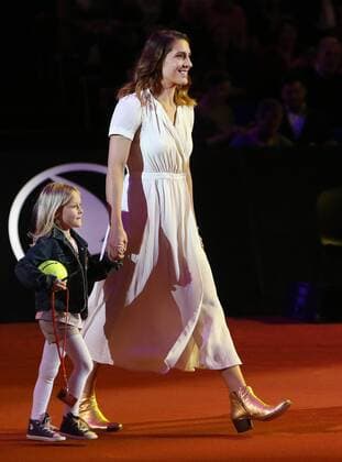 Stuttgart Porsche Tennis Grand Prix 2016, Andrea Petkovic (GER) im Abendkleid bei der Spielerinnenvorstellung Die Einverständniserklärung der Eltern liegt nicht schriftlich vor.